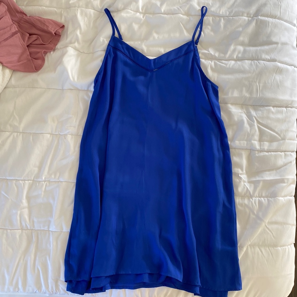 Blue Shift dress. With small sparkles and v-neck.